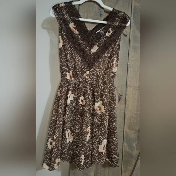 H&M Chiffon Romper brown and pink floral. Size 4 - Picture 4 of 11